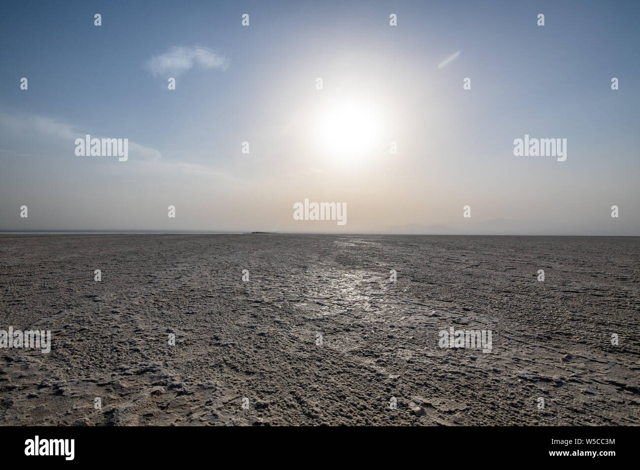 Le saline e blu cielo chiaro nella depressione di Danakil , Etiopia Foto Stock