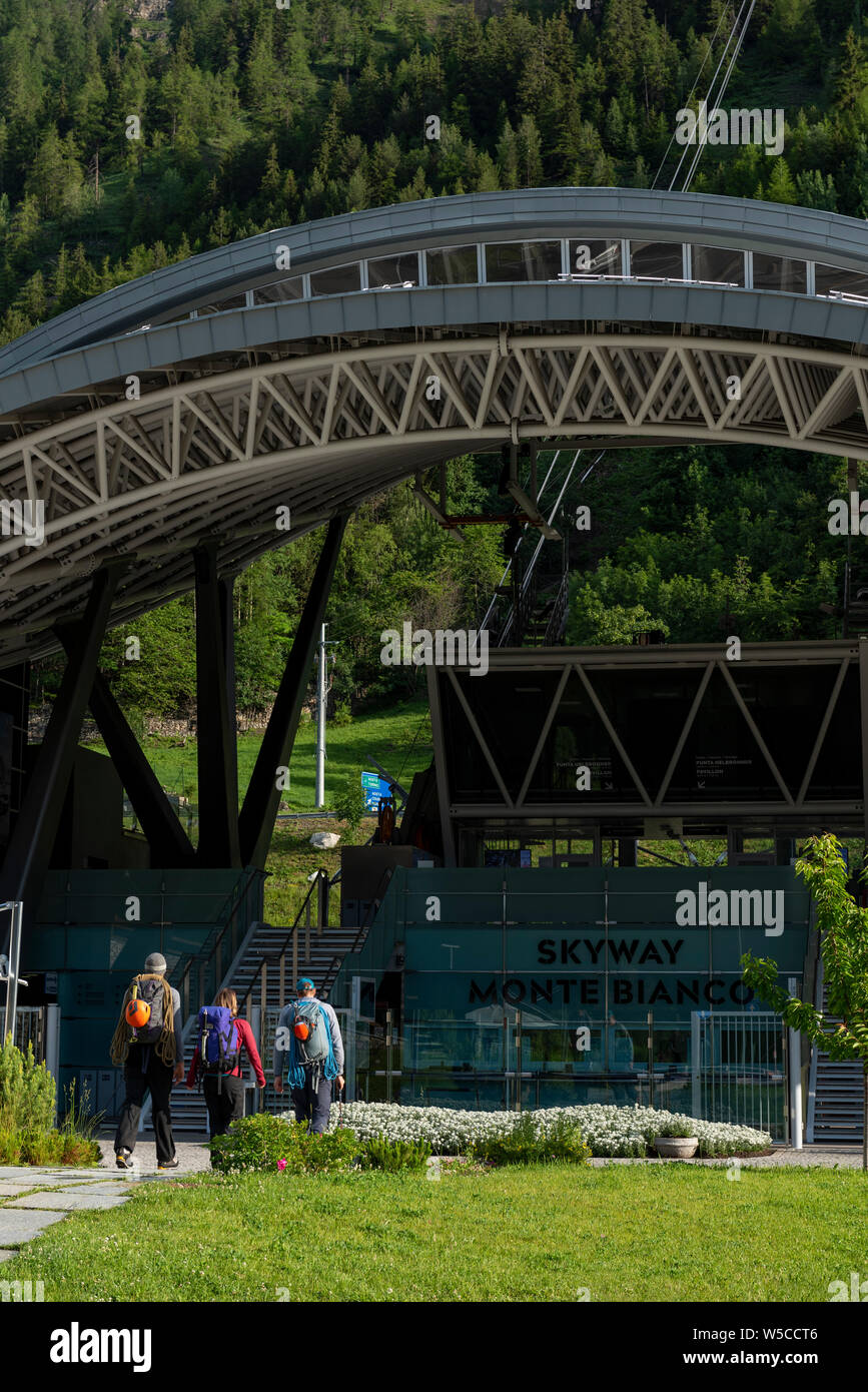 Stazione della Funivia (Skyway Monte Bianco) sul lato italiano del massiccio del Monte Bianco. La Skyway collega il villaggio di Courmayeur a Pointe Helbr Foto Stock