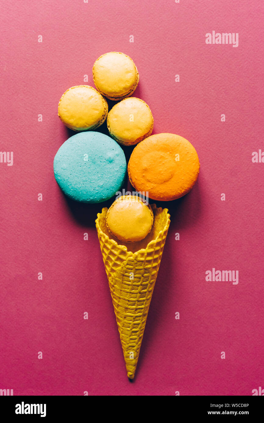 il cono del waffle con i macaroon torte sembrano delle palle di gelato Foto Stock