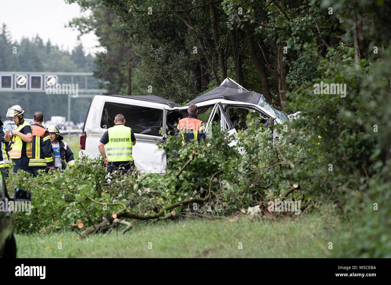 Brunnthal, Germania. 28 Luglio, 2019. Dopo un incidente sull'autostrada A8 in direzione di Salisburgo, un minibus è nella fossa. Un adulto e un bambino è morto in incidente di domenica mattina. Credito: Sven Hoppe/dpa/Alamy Live News Foto Stock