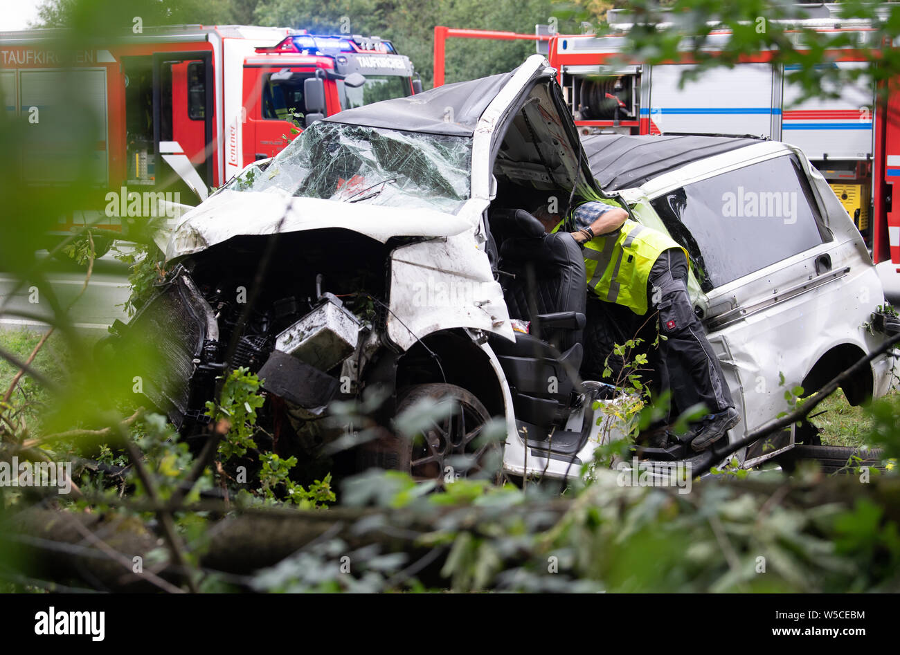 Brunnthal, Germania. 28 Luglio, 2019. Dopo un incidente sull'autostrada A8 in direzione di Salisburgo, un minibus è nella fossa. Un adulto e un bambino è morto in incidente di domenica mattina. Credito: Sven Hoppe/dpa/Alamy Live News Foto Stock