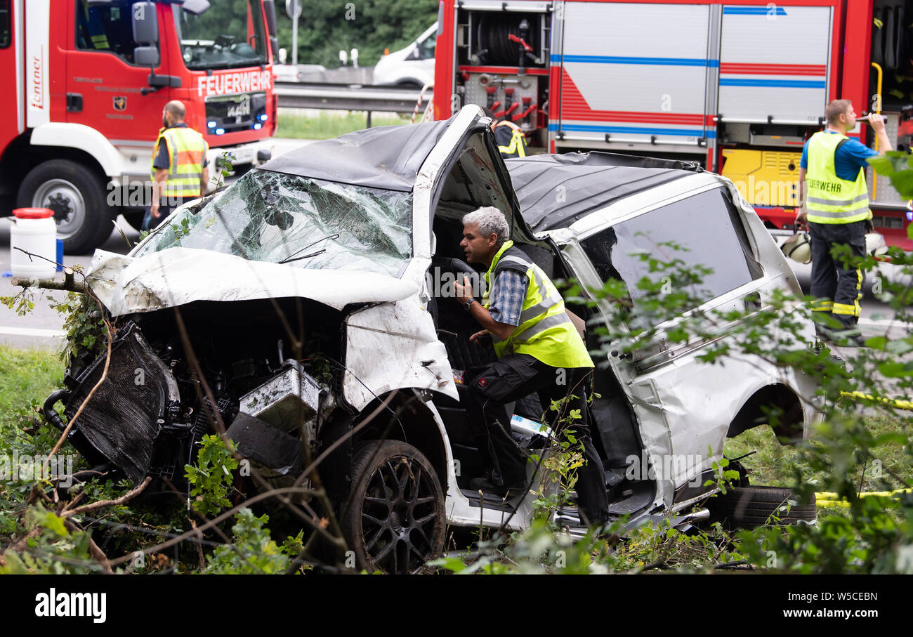 Brunnthal, Germania. 28 Luglio, 2019. Dopo un incidente sull'autostrada A8 in direzione di Salisburgo, un minibus è nella fossa. Un adulto e un bambino è morto in incidente di domenica mattina. Credito: Sven Hoppe/dpa/Alamy Live News Foto Stock
