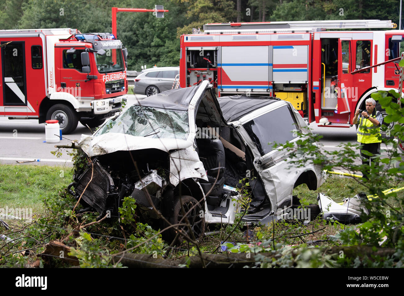 Brunnthal, Germania. 28 Luglio, 2019. Dopo un incidente sull'autostrada A8 in direzione di Salisburgo, un minibus è nella fossa. Un adulto e un bambino è morto in incidente di domenica mattina. Credito: Sven Hoppe/dpa/Alamy Live News Foto Stock