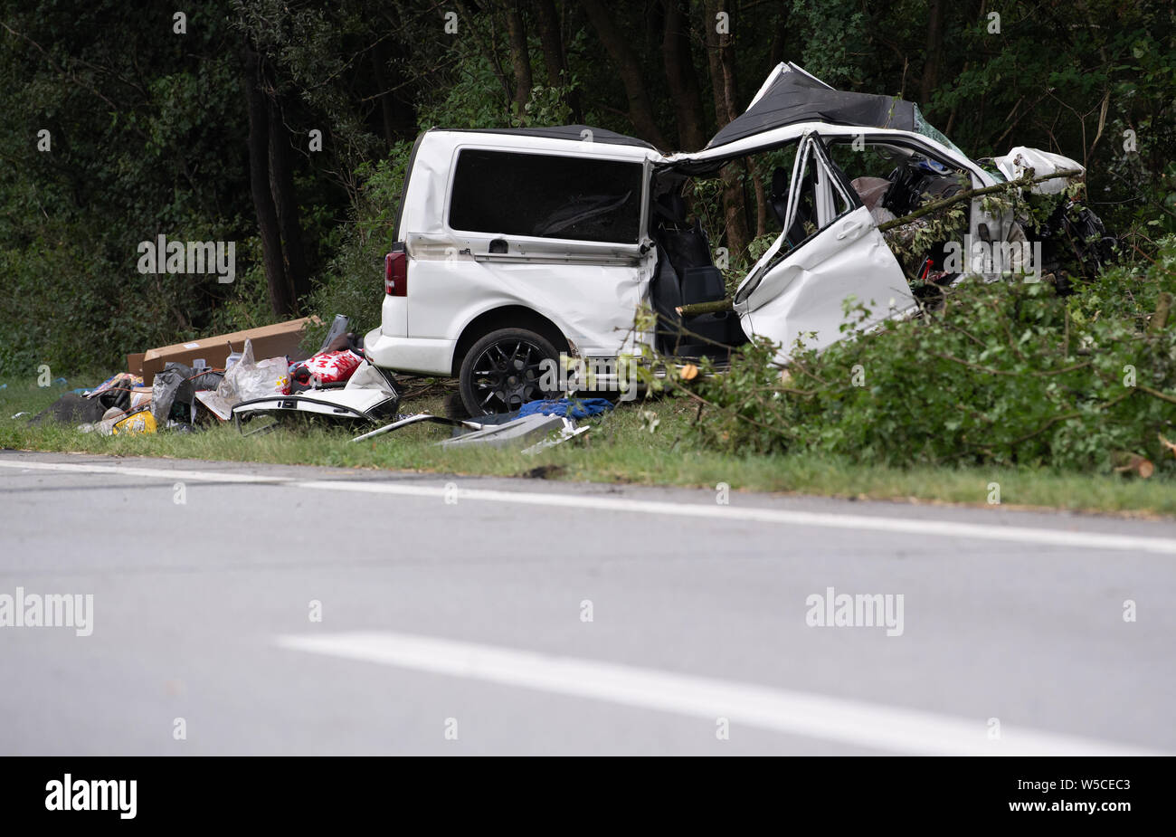 Brunnthal, Germania. 28 Luglio, 2019. Dopo un incidente sull'autostrada A8 in direzione di Salisburgo, un minibus è nella fossa. Un adulto e un bambino è morto in incidente di domenica mattina. Credito: Sven Hoppe/dpa/Alamy Live News Foto Stock