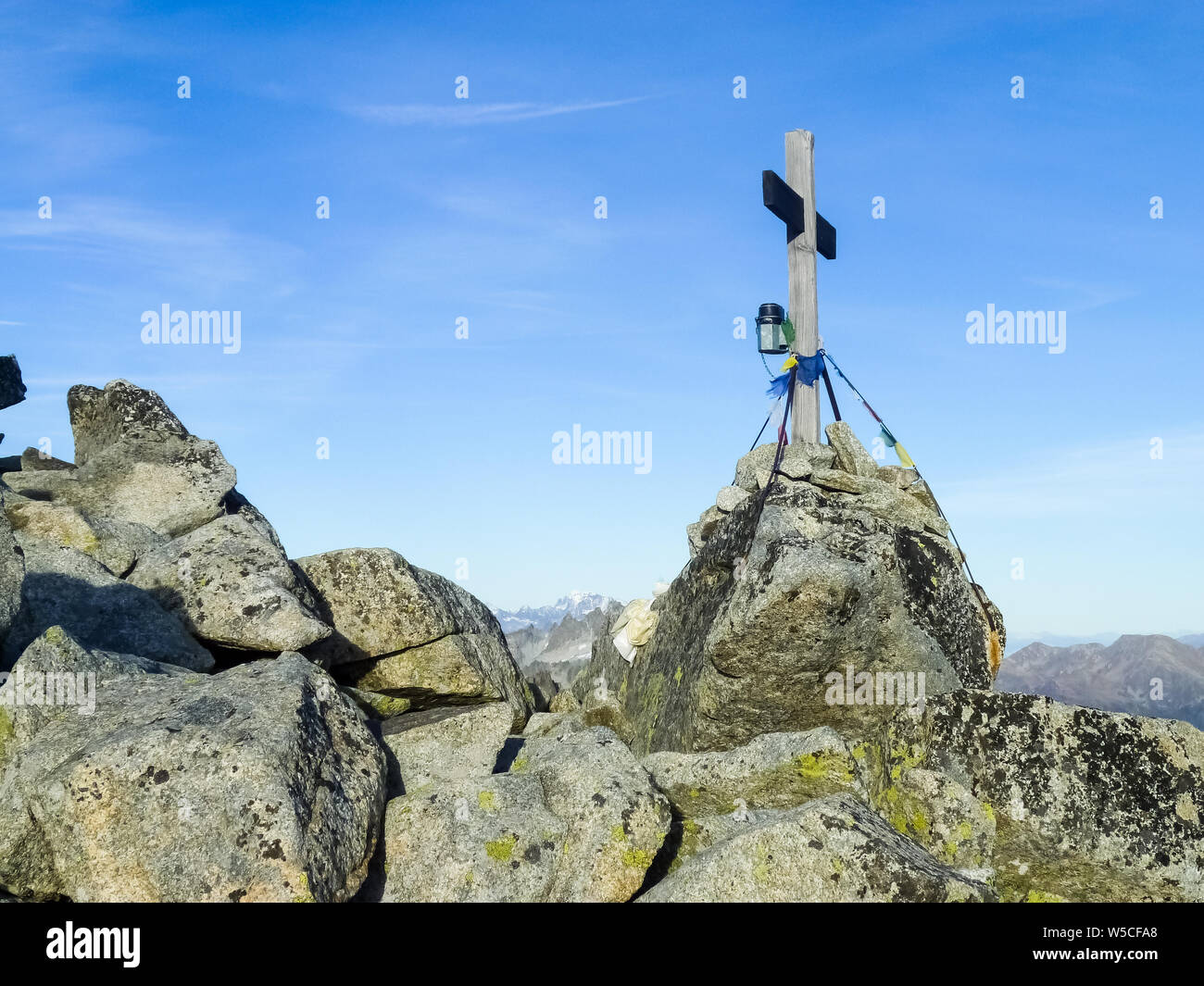 Croce di legno al vertice di Klein Furkahorn nelle alpi svizzere, Svizzera Foto Stock