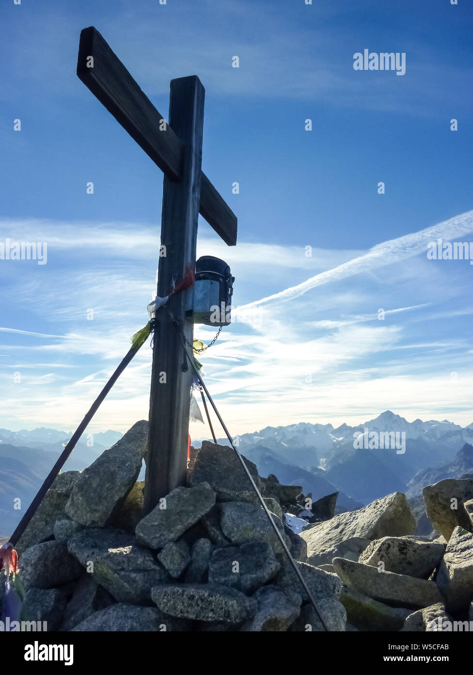 Croce di legno al vertice di Klein Furkahorn nelle alpi svizzere, Svizzera Foto Stock