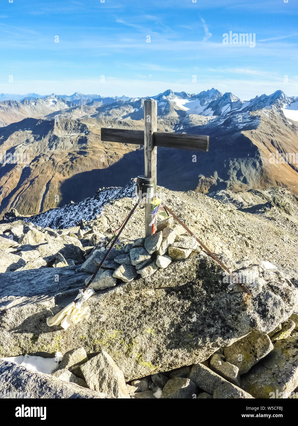 Croce di legno al vertice di Klein Furkahorn nelle alpi svizzere, Svizzera Foto Stock