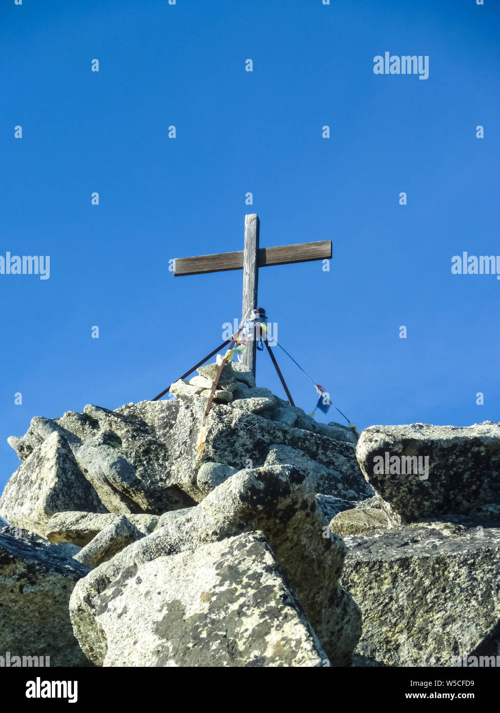 Croce di legno al vertice di Klein Furkahorn nelle alpi svizzere, Svizzera Foto Stock