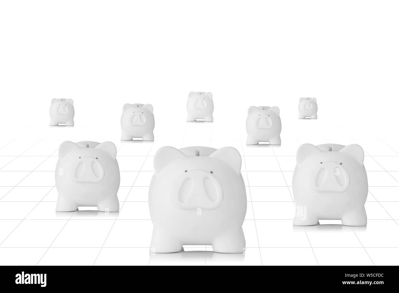 Piggy banche al piano bianco Foto Stock