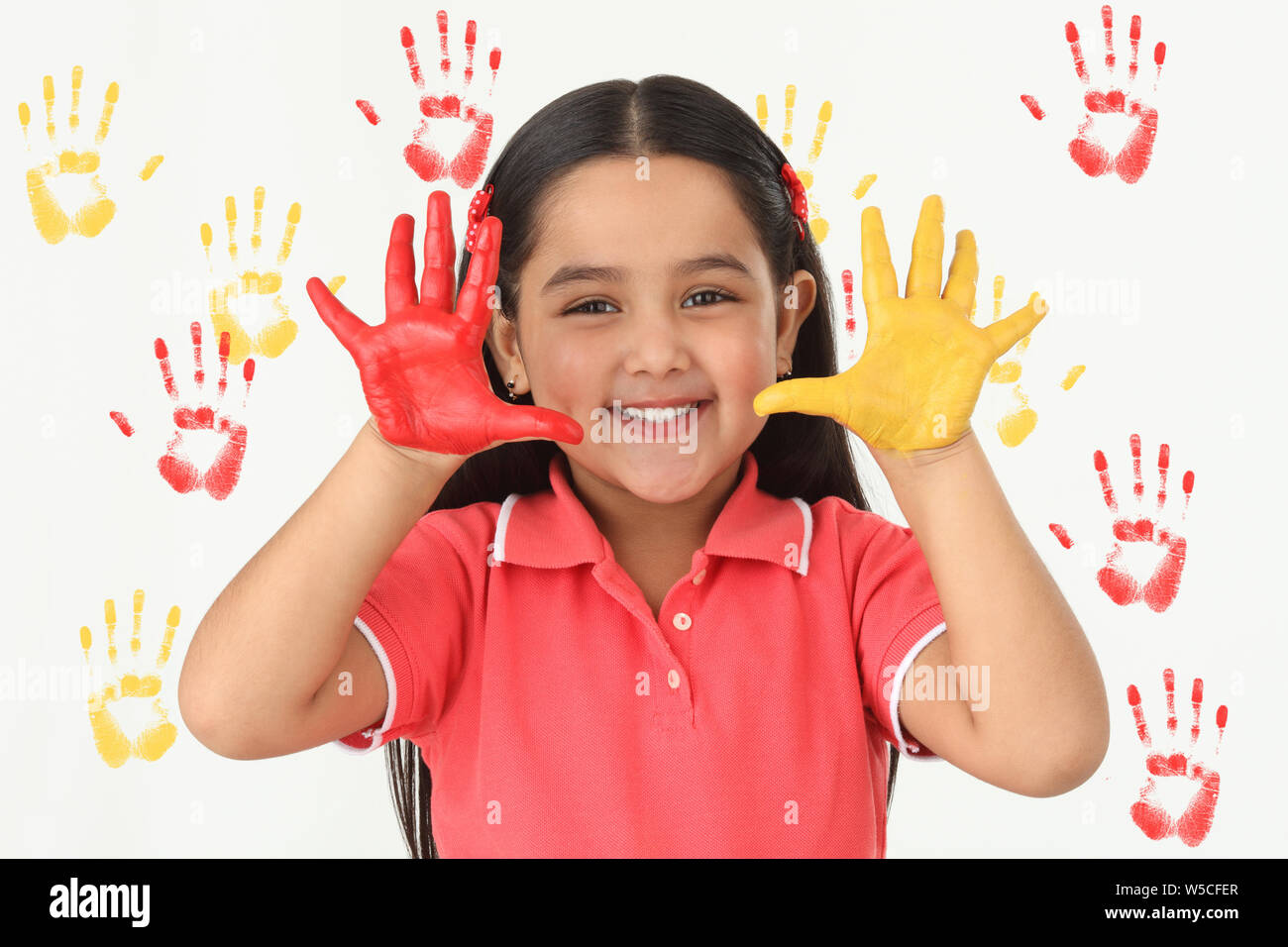 Ritratto di una ragazza che mostra le mani dipinte Foto Stock
