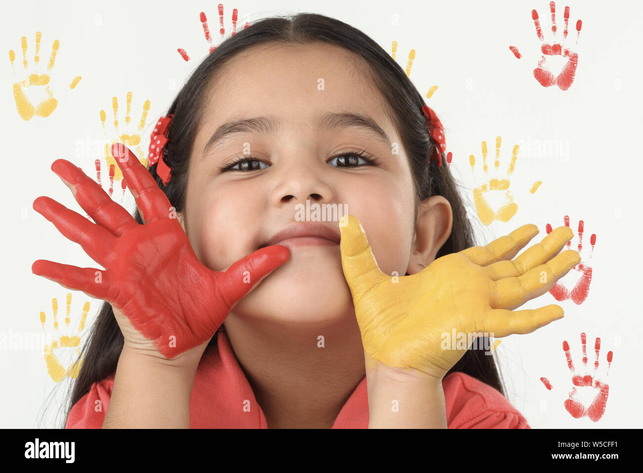 Ritratto di una ragazza che mostra le mani dipinte Foto Stock