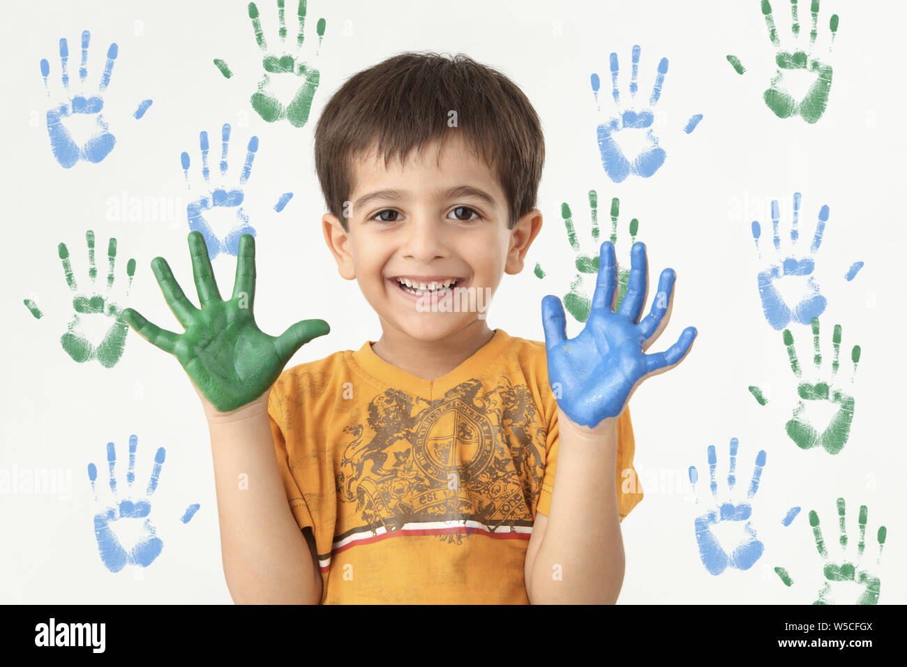 Ritratto di un ragazzo che mostra le mani verniciate Foto Stock