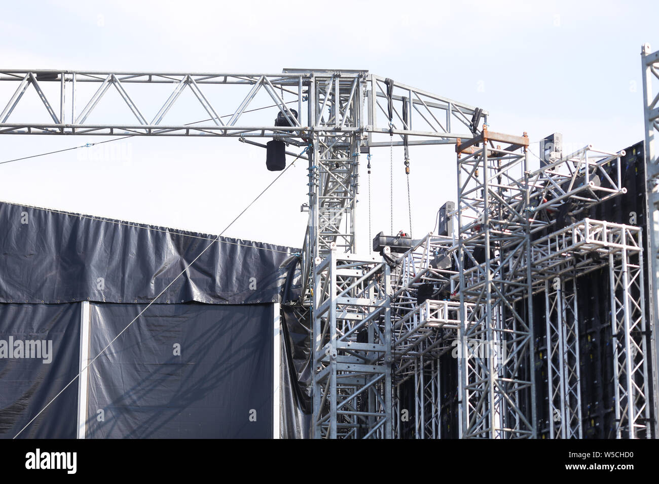 Dettagli con la struttura metallica di un grande palcoscenico di un concerto visto da dietro a un festival di musica Foto Stock