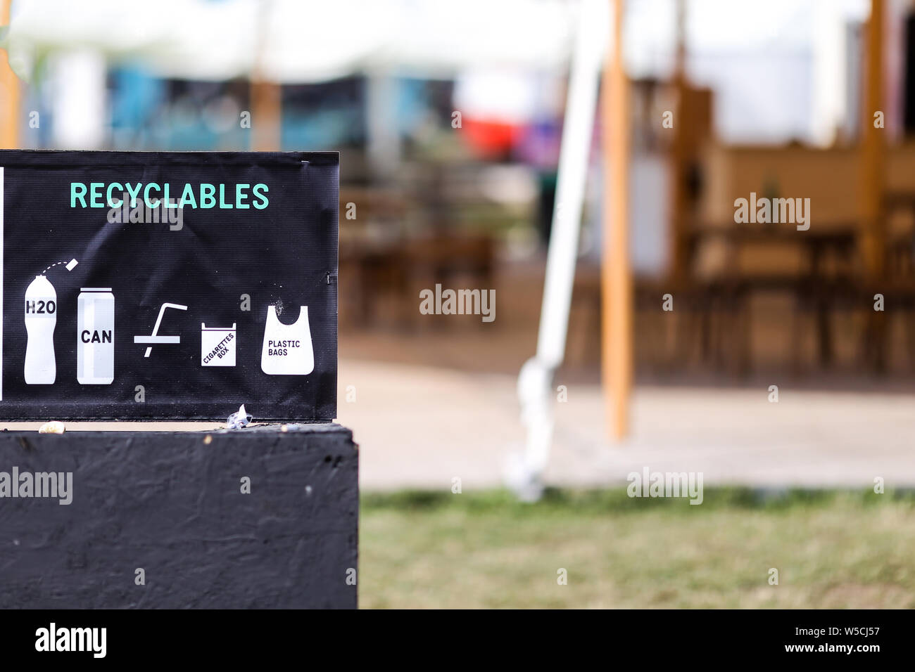 I simboli di riciclaggio su cassonetti (compostables e recyclables) Foto Stock