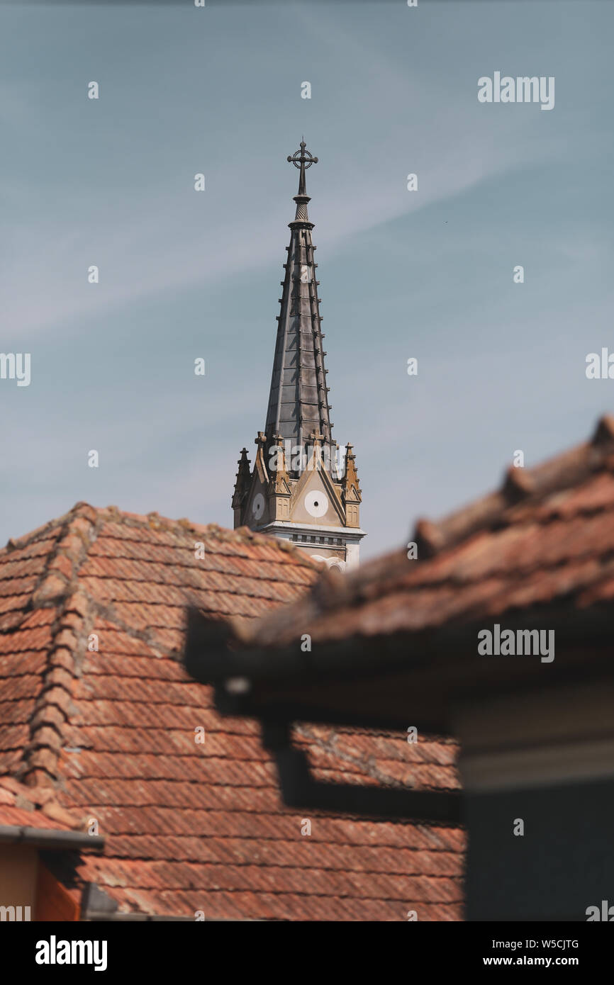 Rurale scena da un villaggio in Romania: street, case e la torre di una chiesa in background Foto Stock