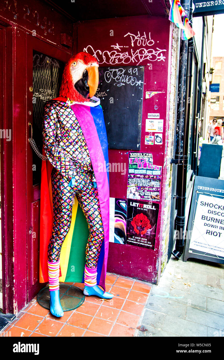 Manichino con un pappagallo maschera di testa e glam rock abbigliamento tuta davanti a un negozio di Soho, Londra Foto Stock