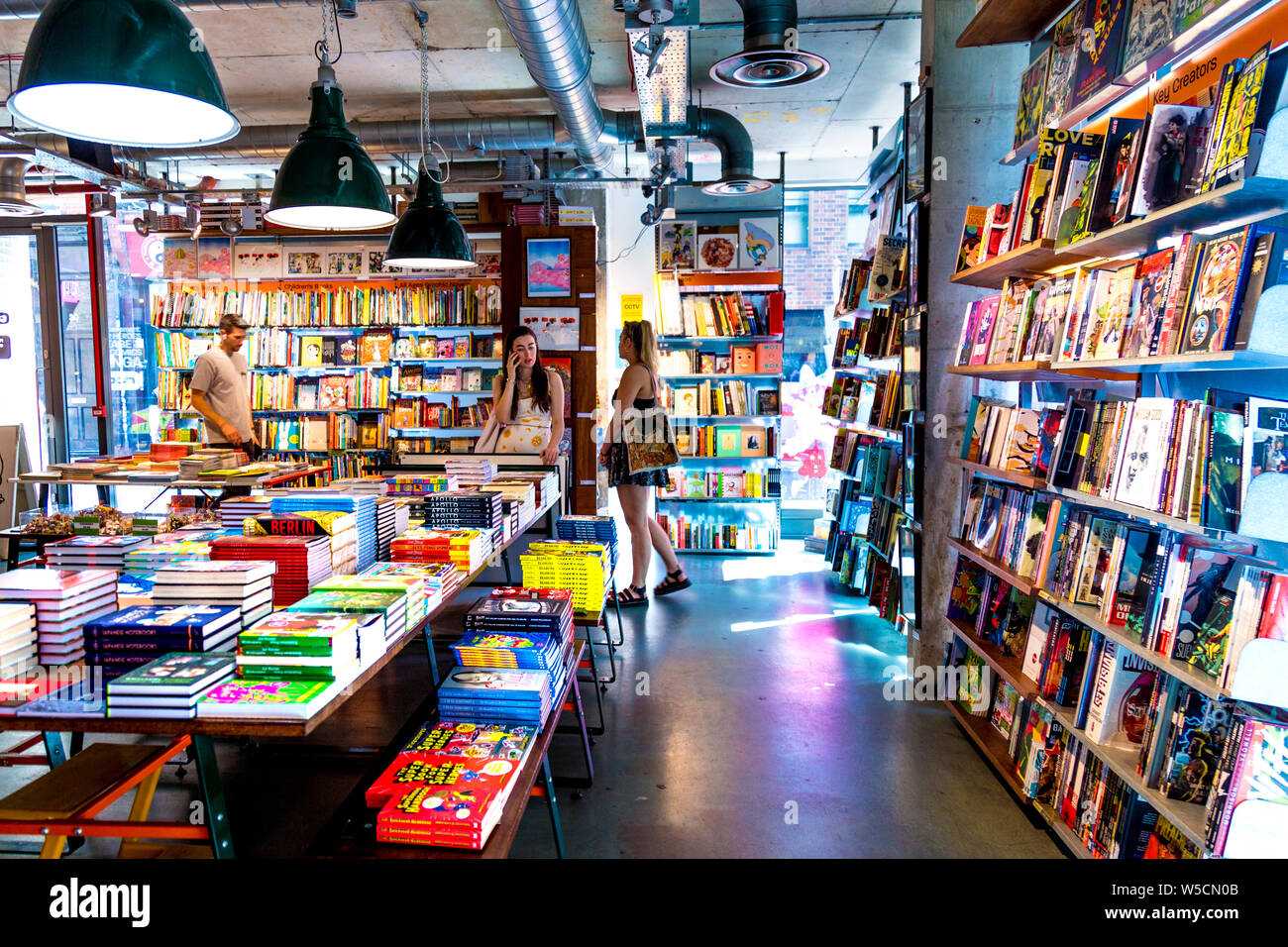 Interno di GOSH! Comics comic book shop di Soho, London, Regno Unito Foto Stock