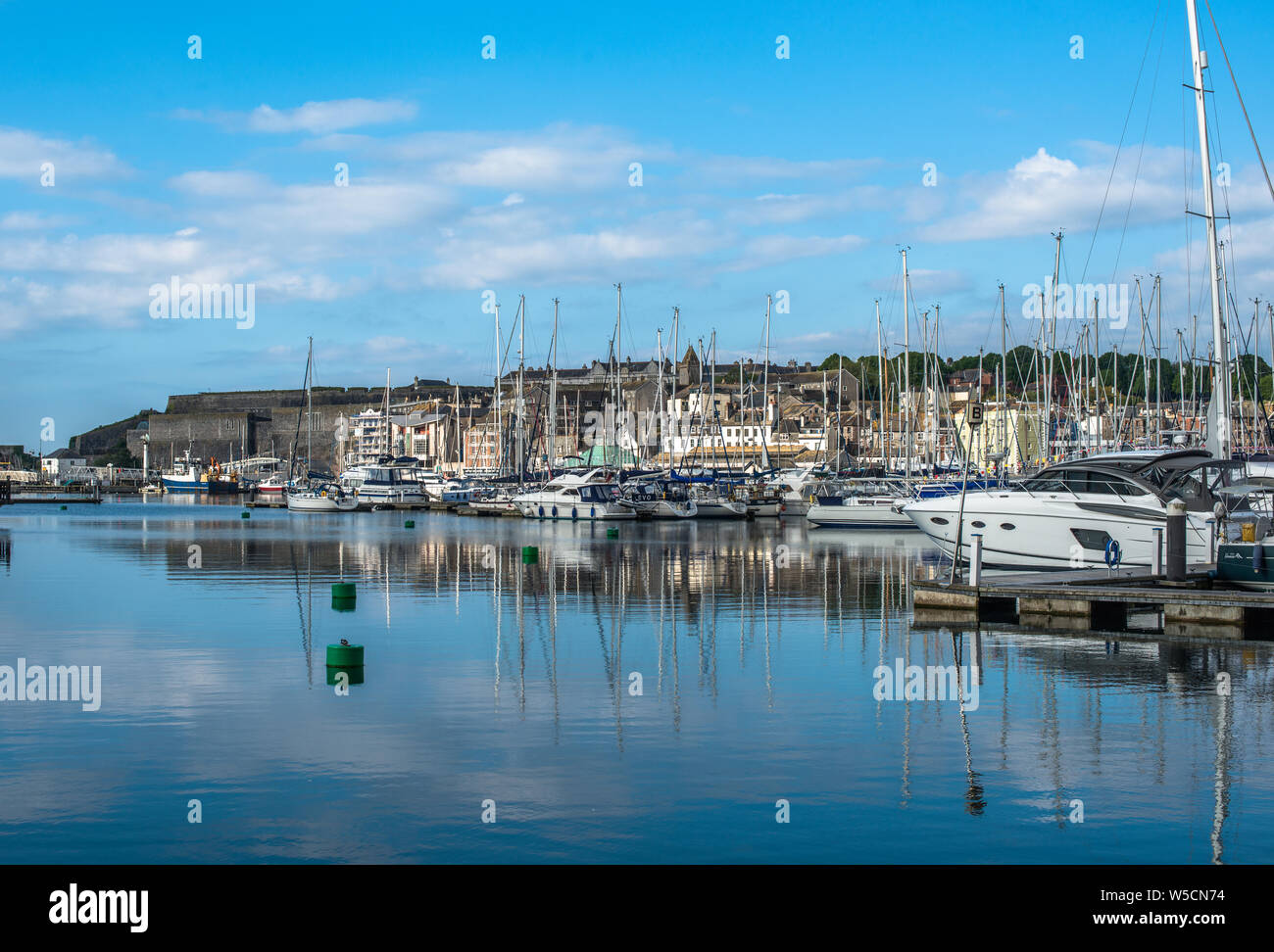 Sutton Harbour nel distretto di Barbican di Plymouth, Devon, Inghilterra, Regno Unito. Foto Stock