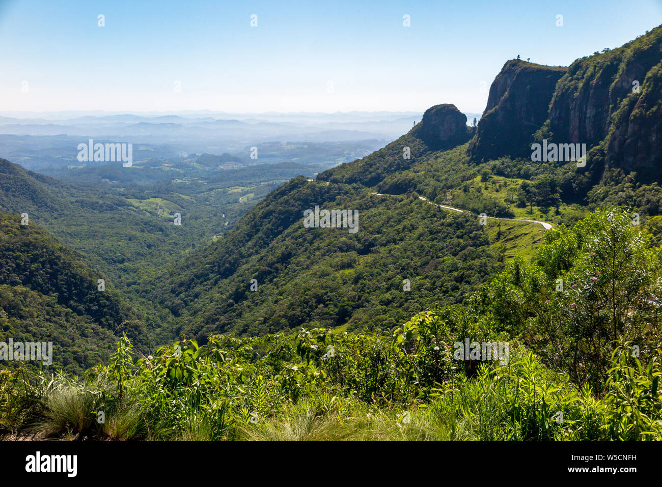 Vista della Serra do Rio do Rastro valle, con vegetazione e strada Foto Stock