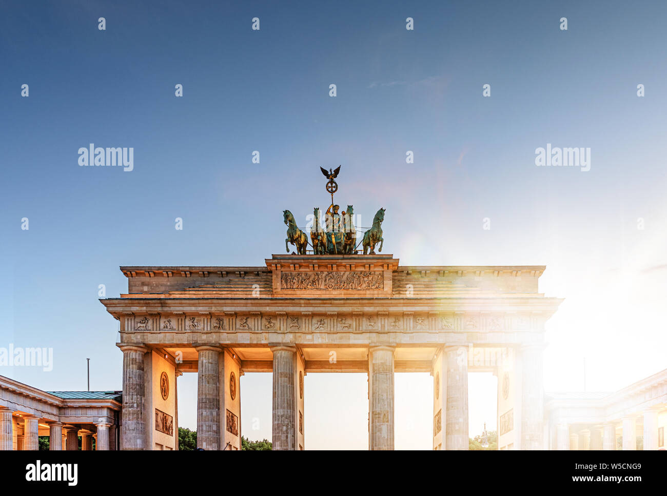 Porta di Brandeburgo un monumento come visto da Pariser Platz a Berlino, Germania durante il tramonto su cancella il giorno di estate Foto Stock