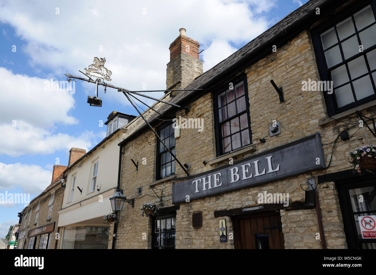 La Campana, Bicester, Oxfordshire, risale al XVIII secolo. Era noto come 'Hobgoblin' per un po' prima di ritornare al suo nome originale. Foto Stock