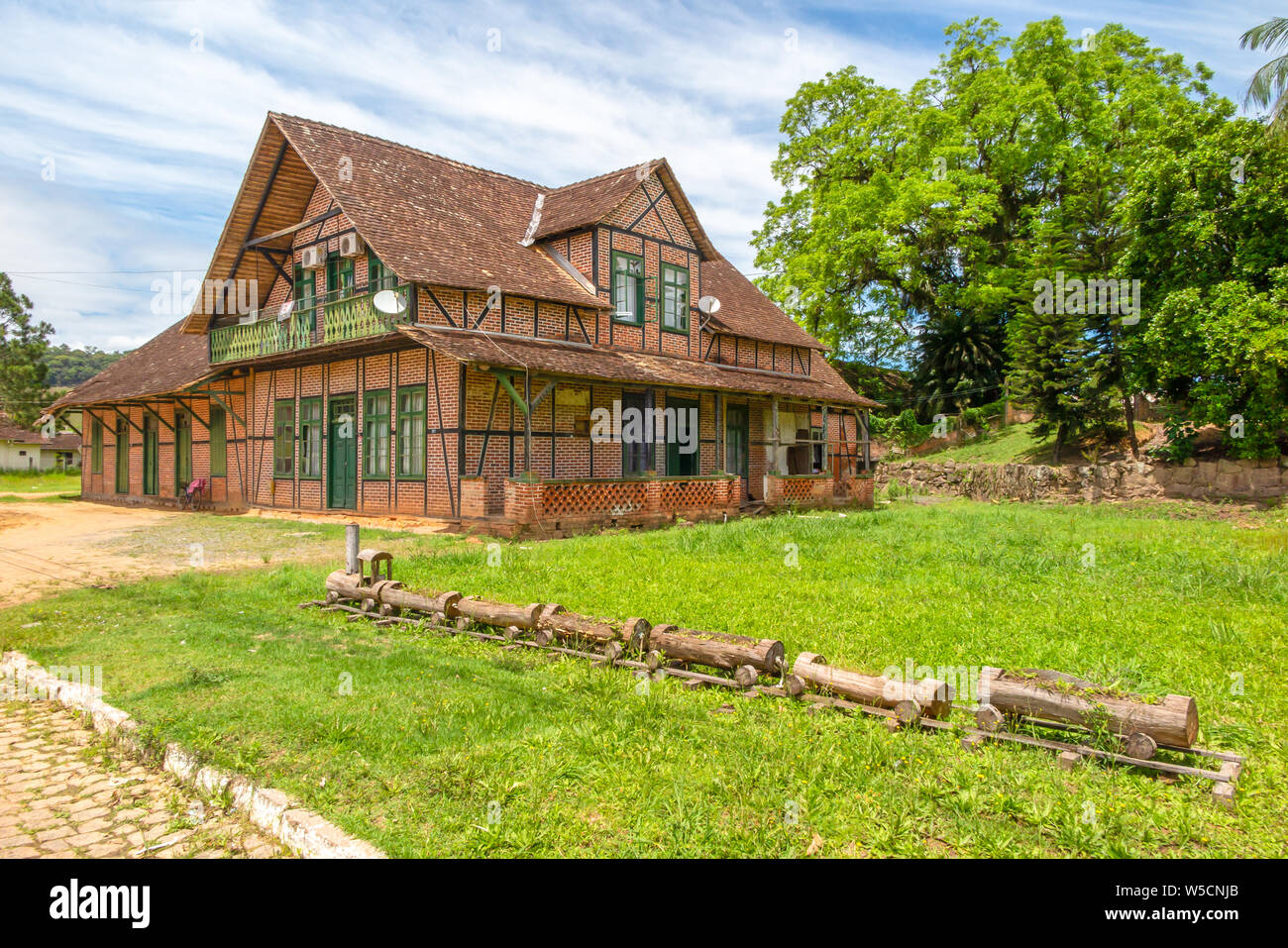 Vecchia casa in mezzo in legno stile Foto Stock