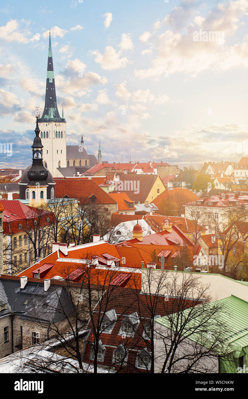 Tallinn, Estonia. Cityscape skyline con edifici storici, di tegole rosse e st Olaf chiesa Foto Stock