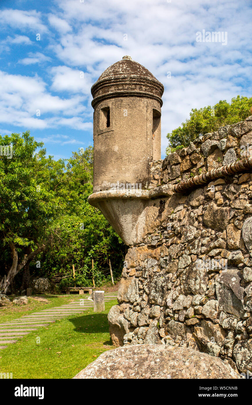 Torre di osservazione della fortezza di Sao Jose da Ponta Grossa, con prato e alberi Foto Stock