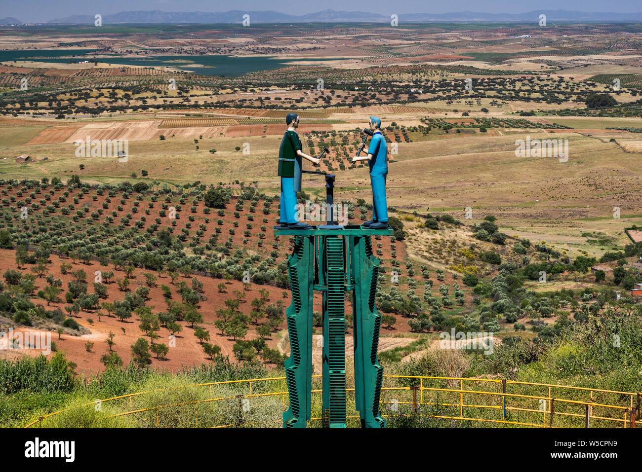 Arte ed artigianato e display di metallo di due lavoratori nelle vicinanze della macchina negozio nel villaggio di Feria, Tierra de Barros regione, provincia di Badajoz, Estremadura, Spagna Foto Stock