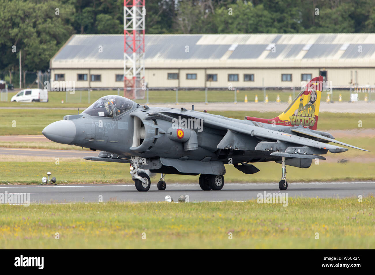 Marina spagnola EAV-8B Harrier II Plus sulla pista pronto a sollevare al RIAT 2019 tenutasi a RAF Fairford. Foto Stock