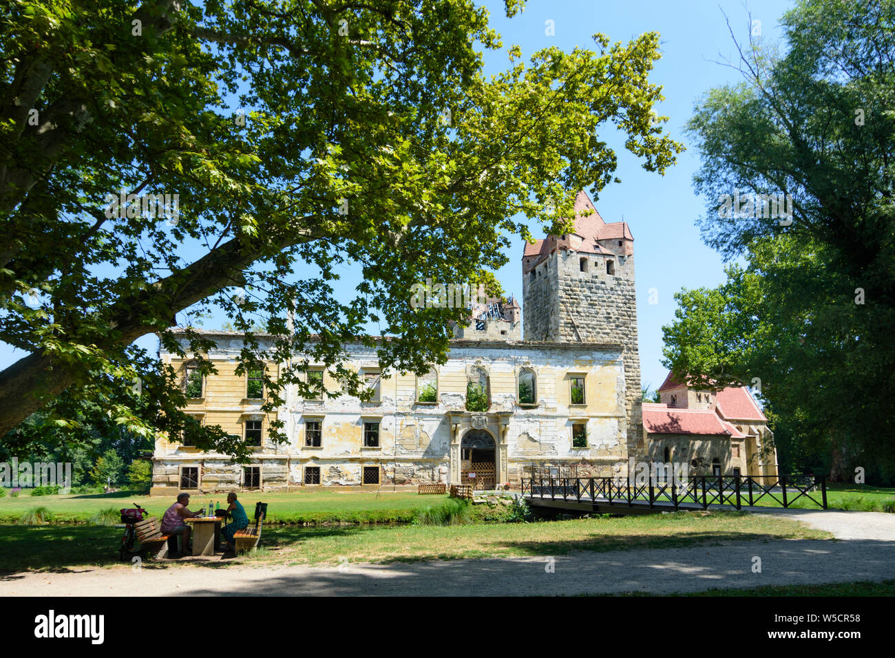 Pottendorf: castello e cappella Pottendorf, Schlosspark di Wienerwald, Vienna Woods, Niederösterreich, Austria Inferiore, Austria Foto Stock