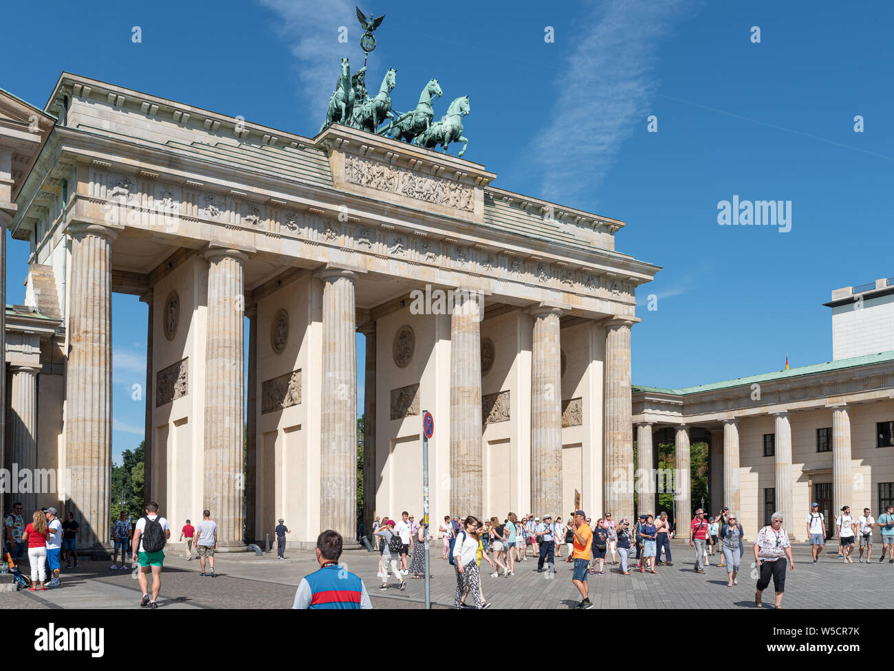 2019-24-07 Berlin, Germania: gruppi di turisti a Pariser Platz guardando la Porta di Brandeburgo sulla soleggiata giornata estiva Foto Stock