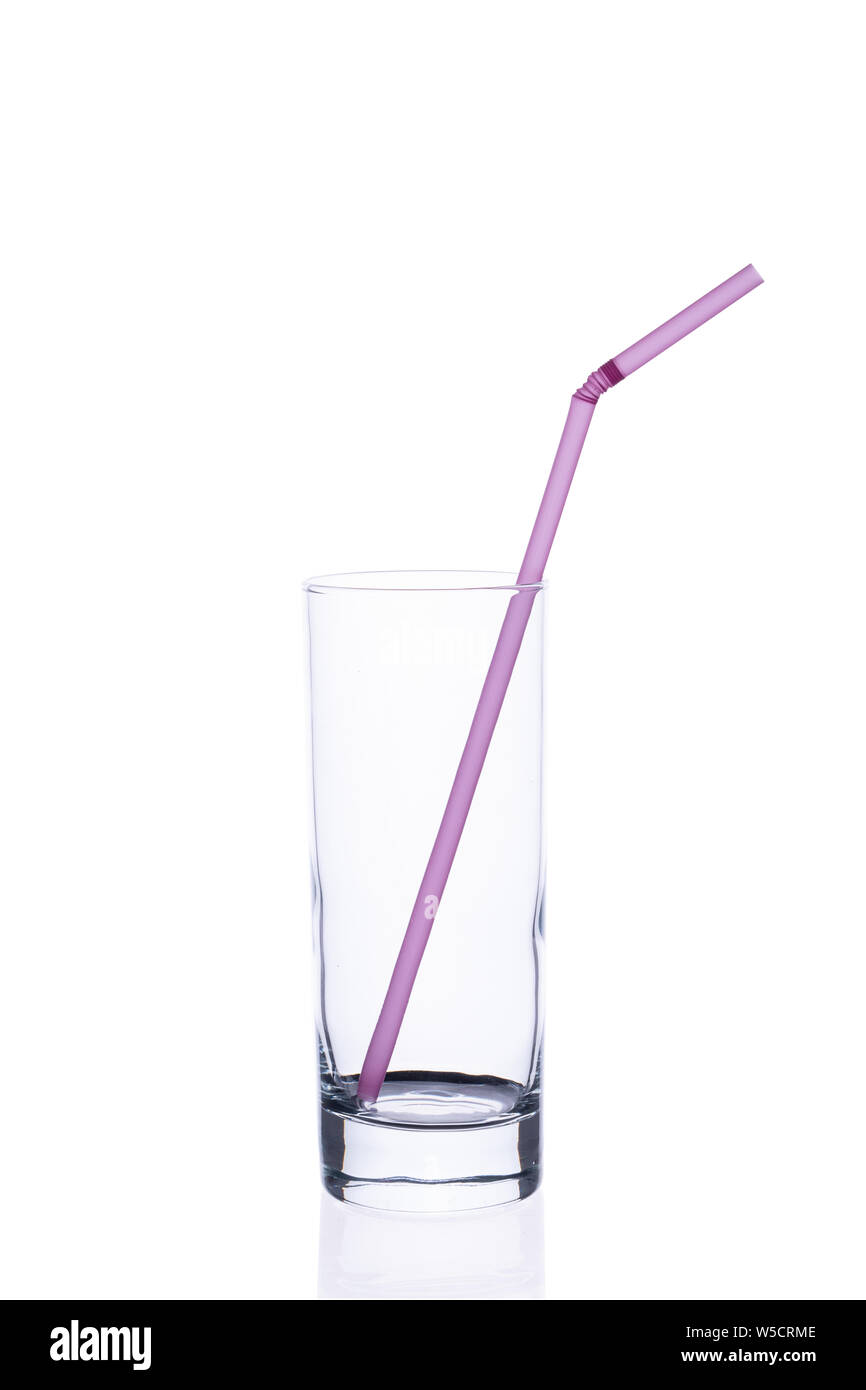 Svuotare la coppa di vetro con un tubo per il succo di frutta su uno sfondo bianco isolare. Foto Stock