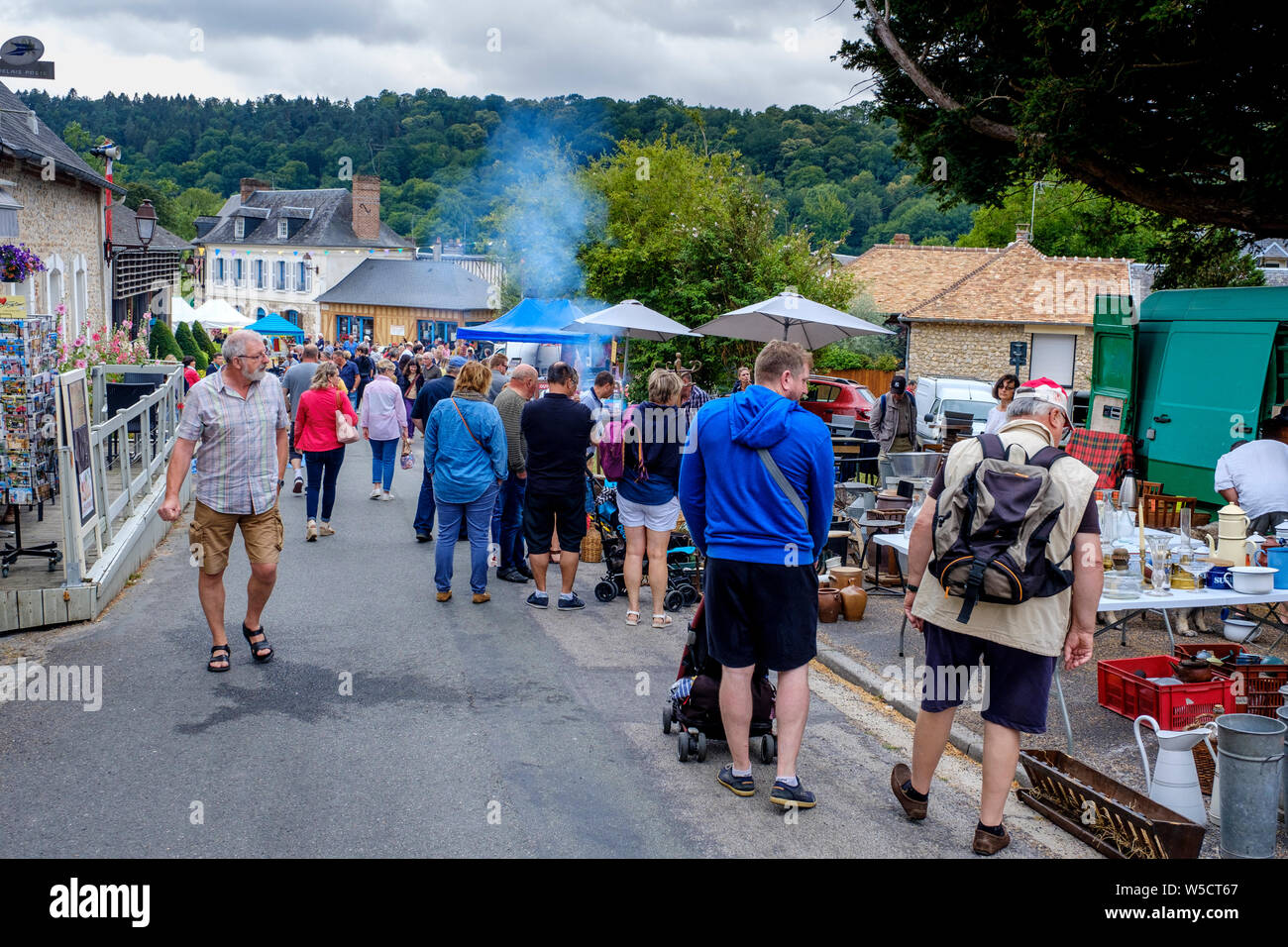 Vista generale del mercato nel villaggio di Le Bec-Hellouin, Normandia, Francia Foto Stock