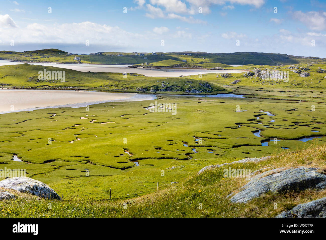 Vista aerea con un fiume Meandro sulla baia di Uig, isola di Lewis, Ebridi Esterne, Scozia Foto Stock