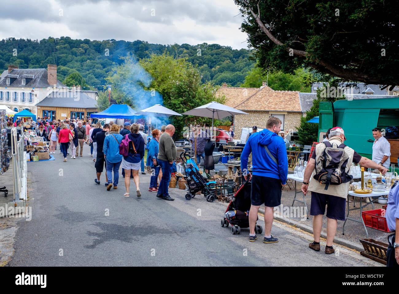 Vista generale del mercato nel villaggio di Le Bec-Hellouin, Normandia, Francia Foto Stock