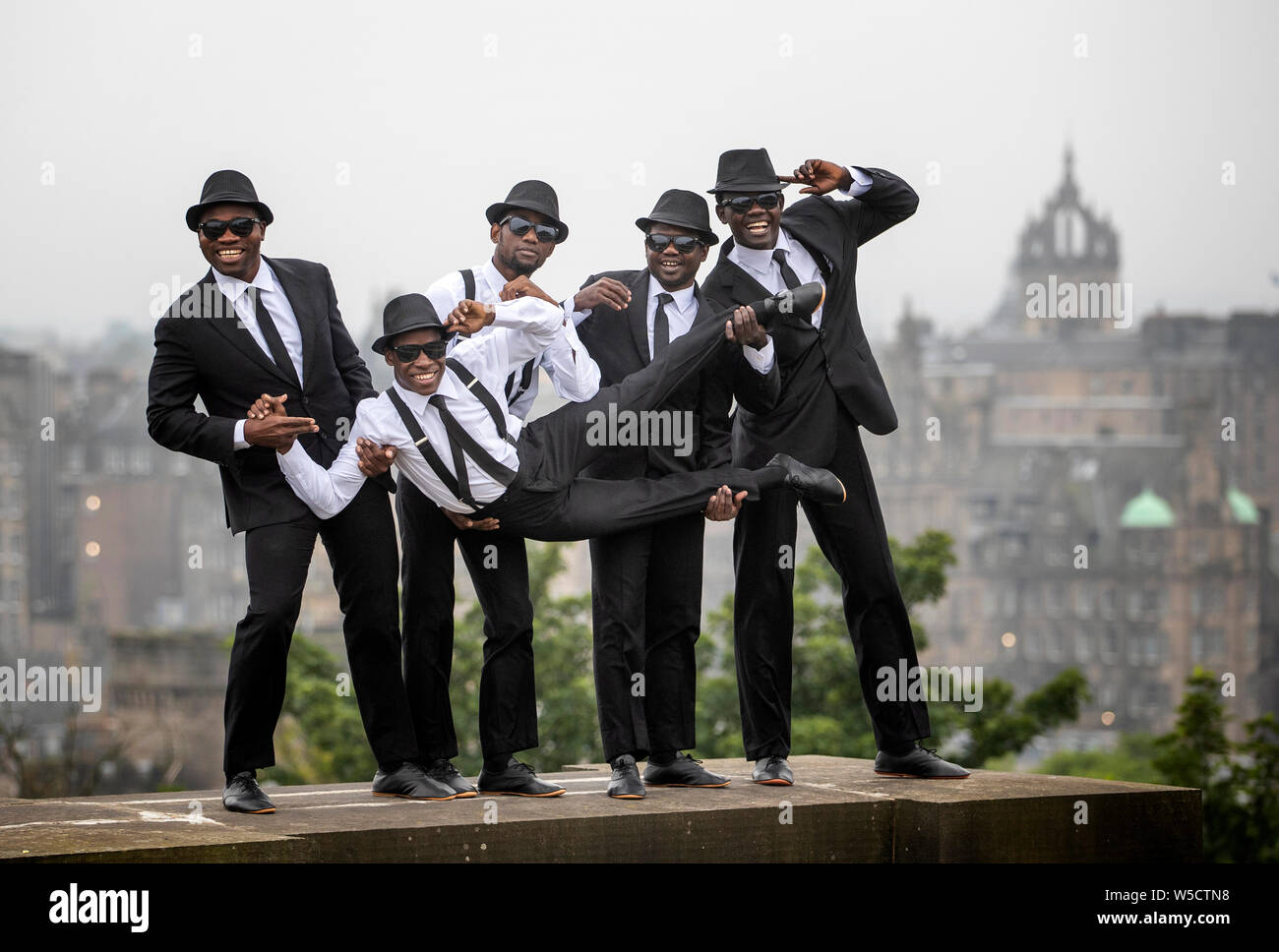 Il nero Blues Brothers, cinque keniote acrobati, eseguire alcuni di loro Edinburgh Festival Fringe mostrano su Edimburgo Calton Hill durante la loro prima visita in Scozia. Foto Stock