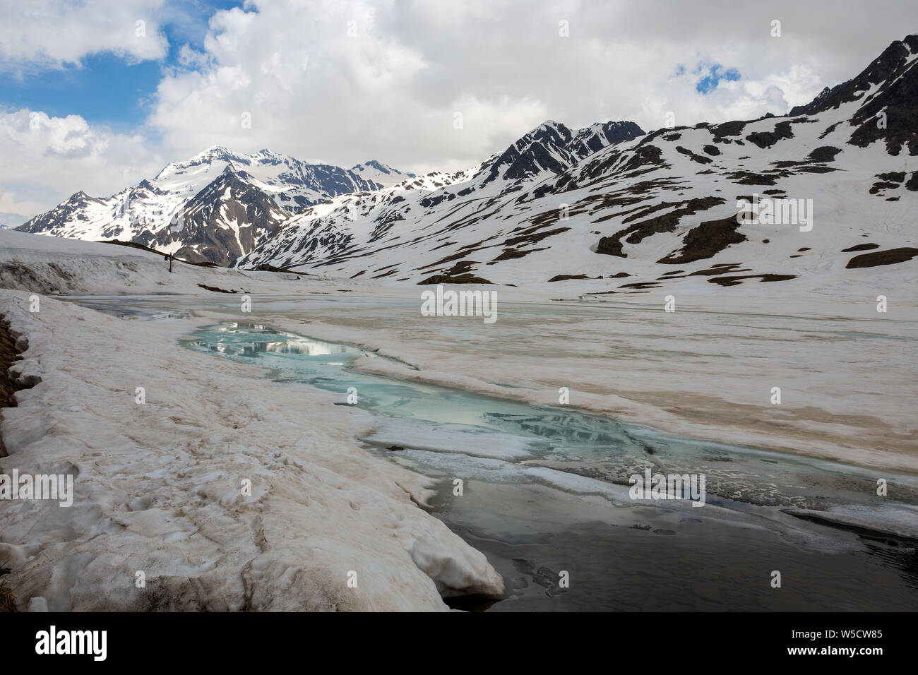 Vista dal Passo Gavia, un valico alpino del sud delle Alpi Retiche, segna il confine amministrativo tra le province di Sondrio e Brescia Foto Stock