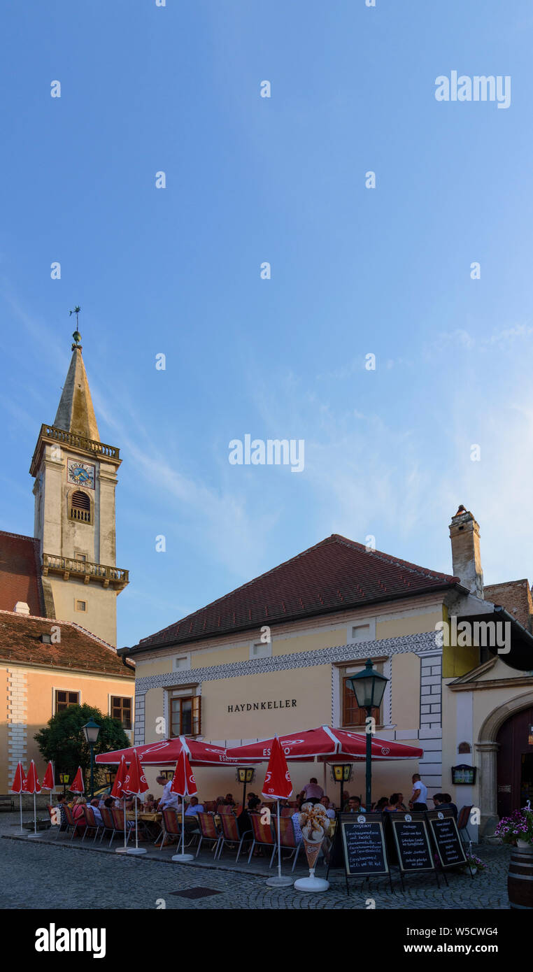 Ruggine: chiesa cattolica, ristorante Haydnkeller in Neusiedler See (lago di Neusiedl), Burgenland, Austria Foto Stock