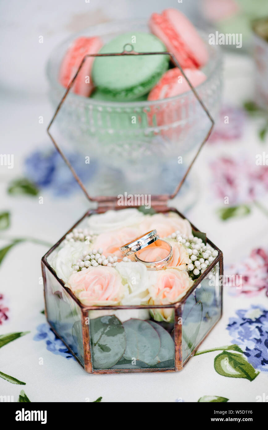 Ancora vita brides mattina, piatto con tazza di tè, bicchiere di champagne, fedi e bouquet di fiori Foto Stock