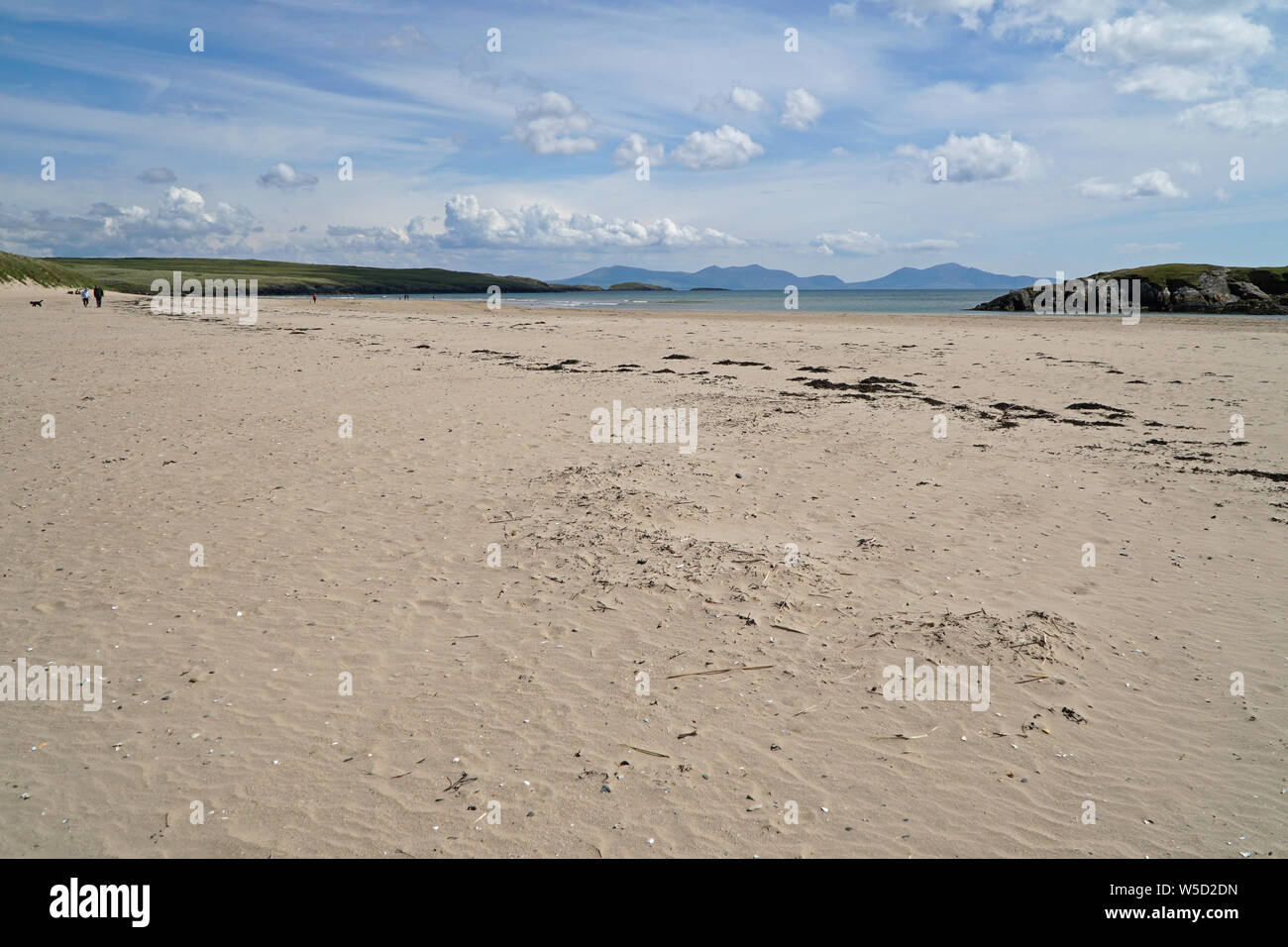 La spiaggia di Aberffraw con le montagne del Parco Nazionale di Snowdonia in distanza Foto Stock