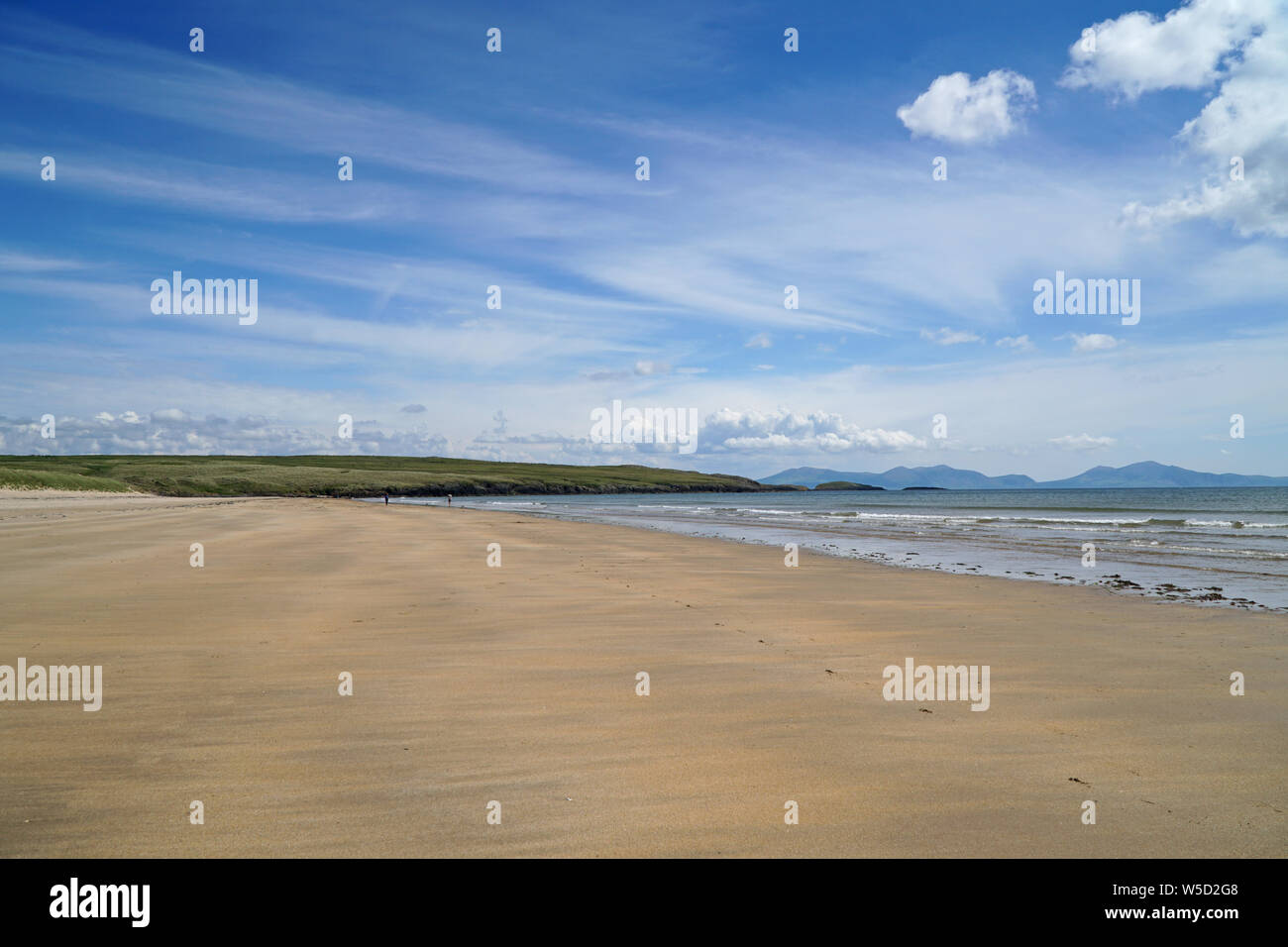 Il selvaggio, spiaggia vuota a Aberffraw su Anglesey, Galles, Regno Unito Foto Stock