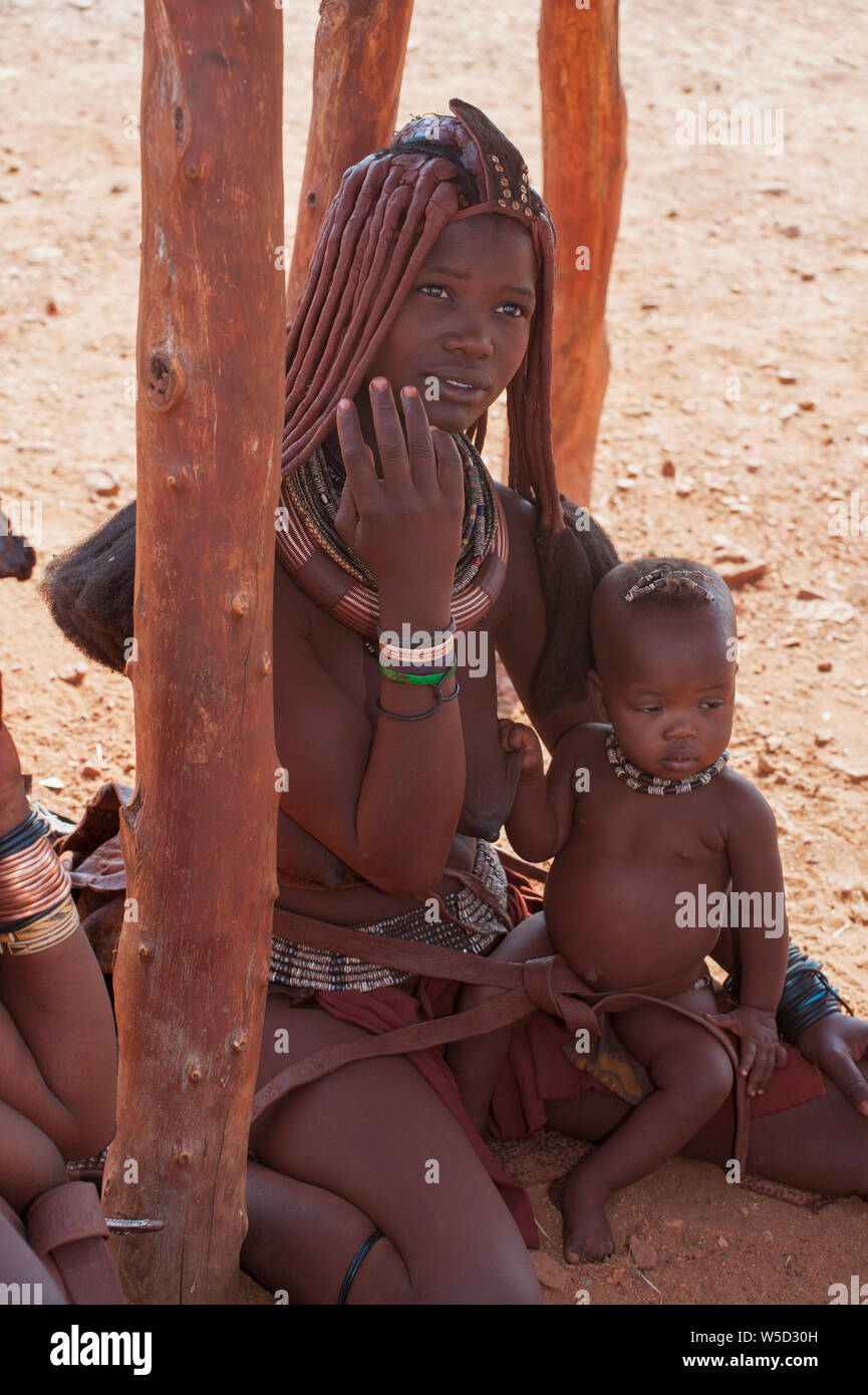 Himba donna in un villaggio Himba, Kaokoveld, Namibia, Africa Foto Stock