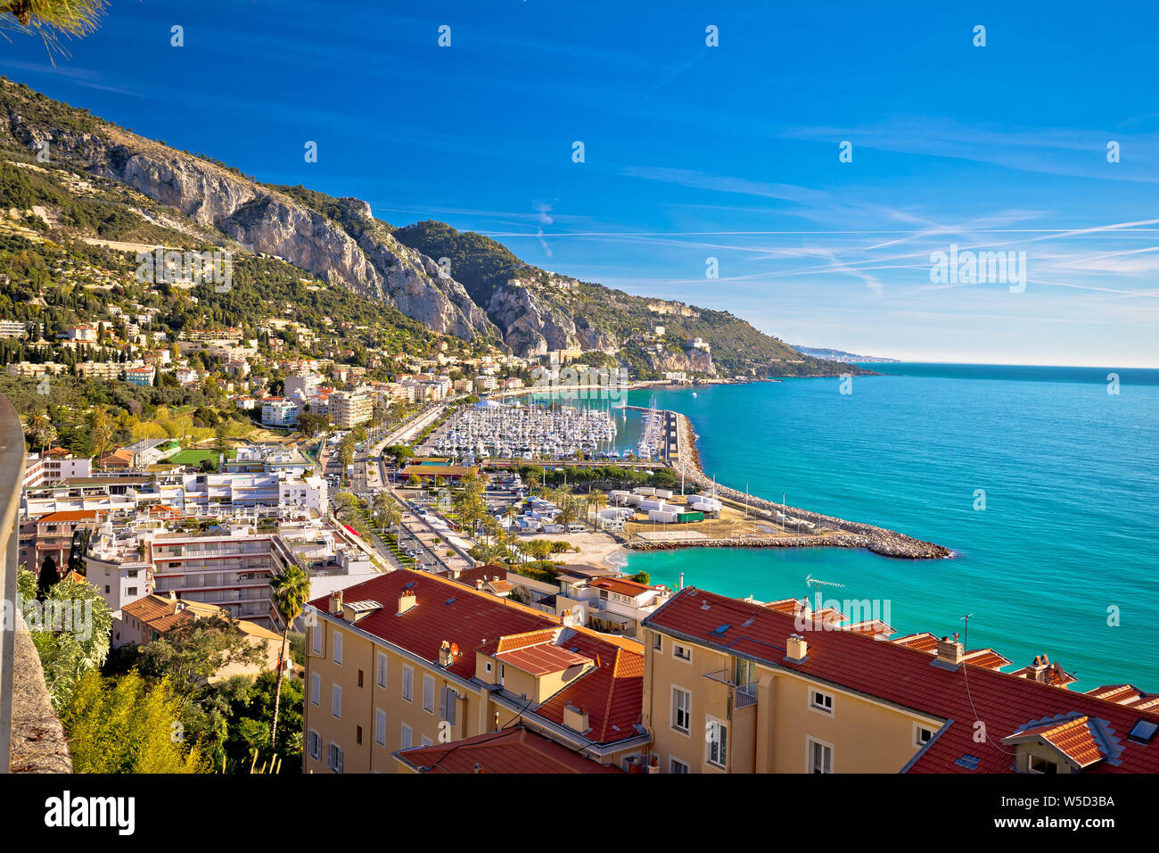 Città di Mentone bay e il francese il confine italiano sulla costa mediterranea vista, Francia meridionale e Italia Foto Stock