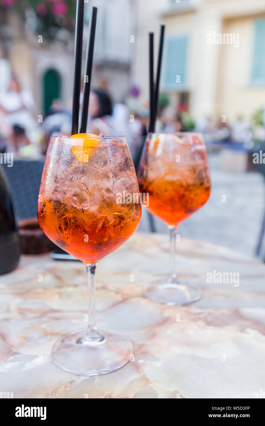 Bicchiere di Aperol Spritz cocktail sul tavolo nel ristorante, famosa  bevanda rinfrescante, Italia Foto stock - Alamy
