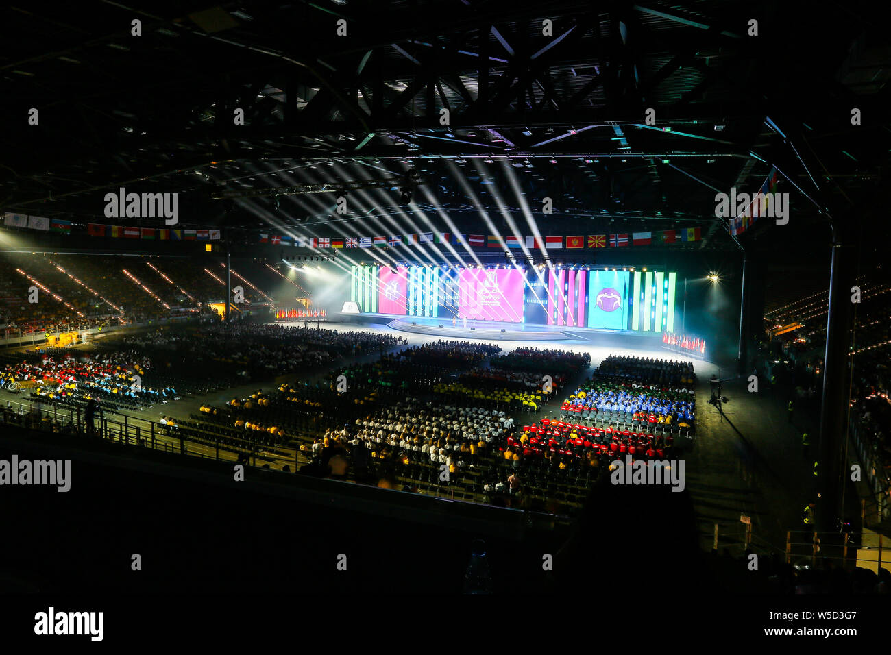 Baku in Azerbaijan . 27 Luglio, 2019. Ballerini eseguono durante la cerimonia di chiusura del XV European Youth Olympic Festival a Crystal Hall. Credito: PACIFIC PRESS/Alamy Live News Foto Stock