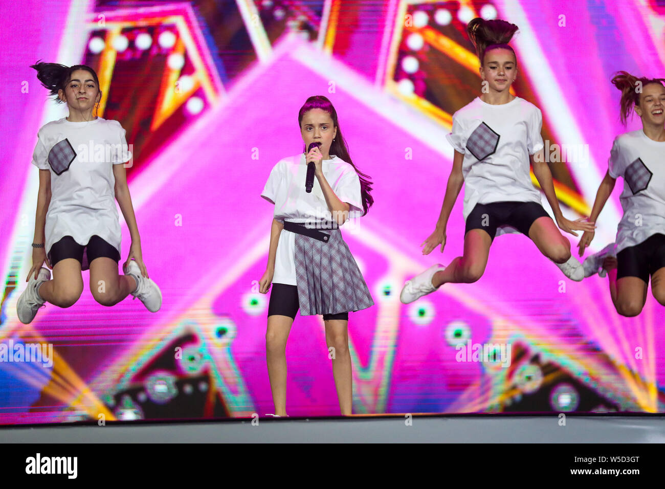 Baku in Azerbaijan . 27 Luglio, 2019. Ballerini eseguono durante la cerimonia di chiusura del XV European Youth Olympic Festival a Crystal Hall. Credito: PACIFIC PRESS/Alamy Live News Foto Stock