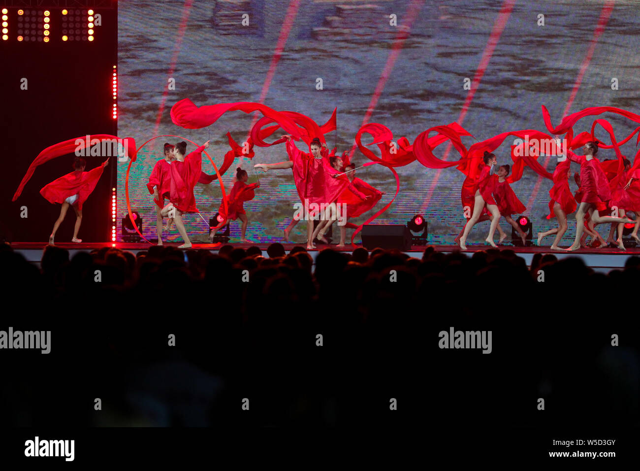 Baku in Azerbaijan . 27 Luglio, 2019. Ballerini eseguono durante la cerimonia di chiusura del XV European Youth Olympic Festival a Crystal Hall. Credito: PACIFIC PRESS/Alamy Live News Foto Stock