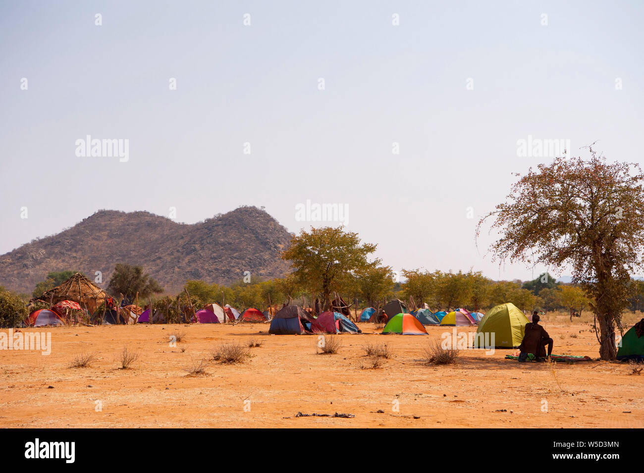 Himba tende e campeggio a un funerale raccolta, Kaokoland, Namibia Foto Stock