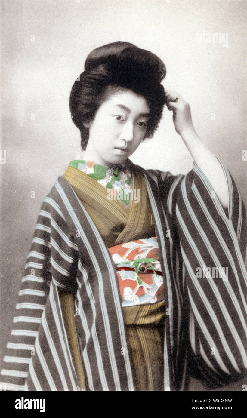 [ 1910s Giappone - Geisha ] - la famosa geisha Teruha (照葉) toccando i suoi capelli. Nato a Nara nel 1896 (Meiji 29) come Tatsuko Takaoka (高岡たつ子), il suo padre ha venduto la propria di una geisha house quando era 12. Nel 1935 Showa (10), inseriti Teruha Gioji Tempio (祇王寺) in Arashiyama come una monaca buddista. Morì in 1995 (Heisei 7) all'età di 99. Xx secolo cartolina vintage. Foto Stock